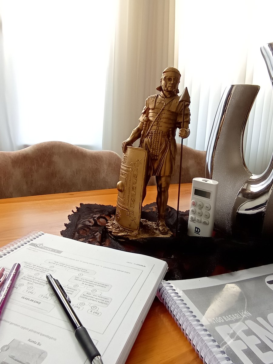 Beni rahatta dinle ama bakışını bozma😁