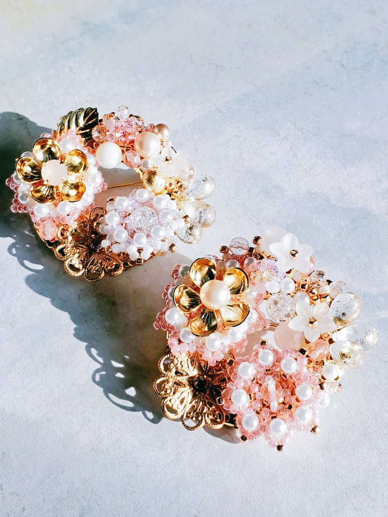 devosachi's tweet image. 次の参加は大阪中崎町(@hakomittsu)さまの桜フェスファイナルです🌸

先日のクラマケで完売した「桜満開ブローチ」も、追加で作成してお送りします🌸間に合えーわたしー！←

#桜フェスF
#はこみっつ