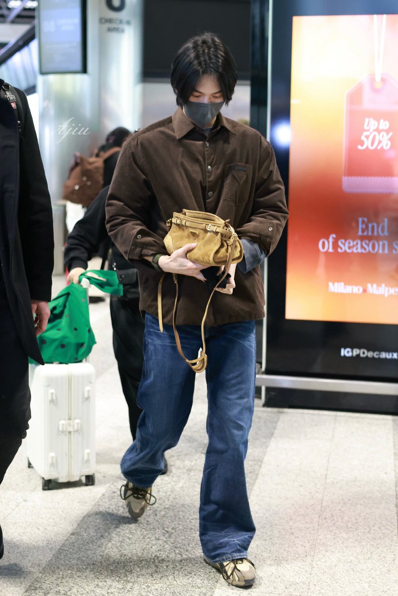 _fairy301_'s tweet image. The boy love brown 😆🤎

So cuteee, safe flight na jaaa, prada ambassador, you did a great job🥹❤️‍🔥

WIN PRADA FW26 ICONIC 

#PRADAFW26xWIN
#PRADAFW26 #PRADA
#winmetawin