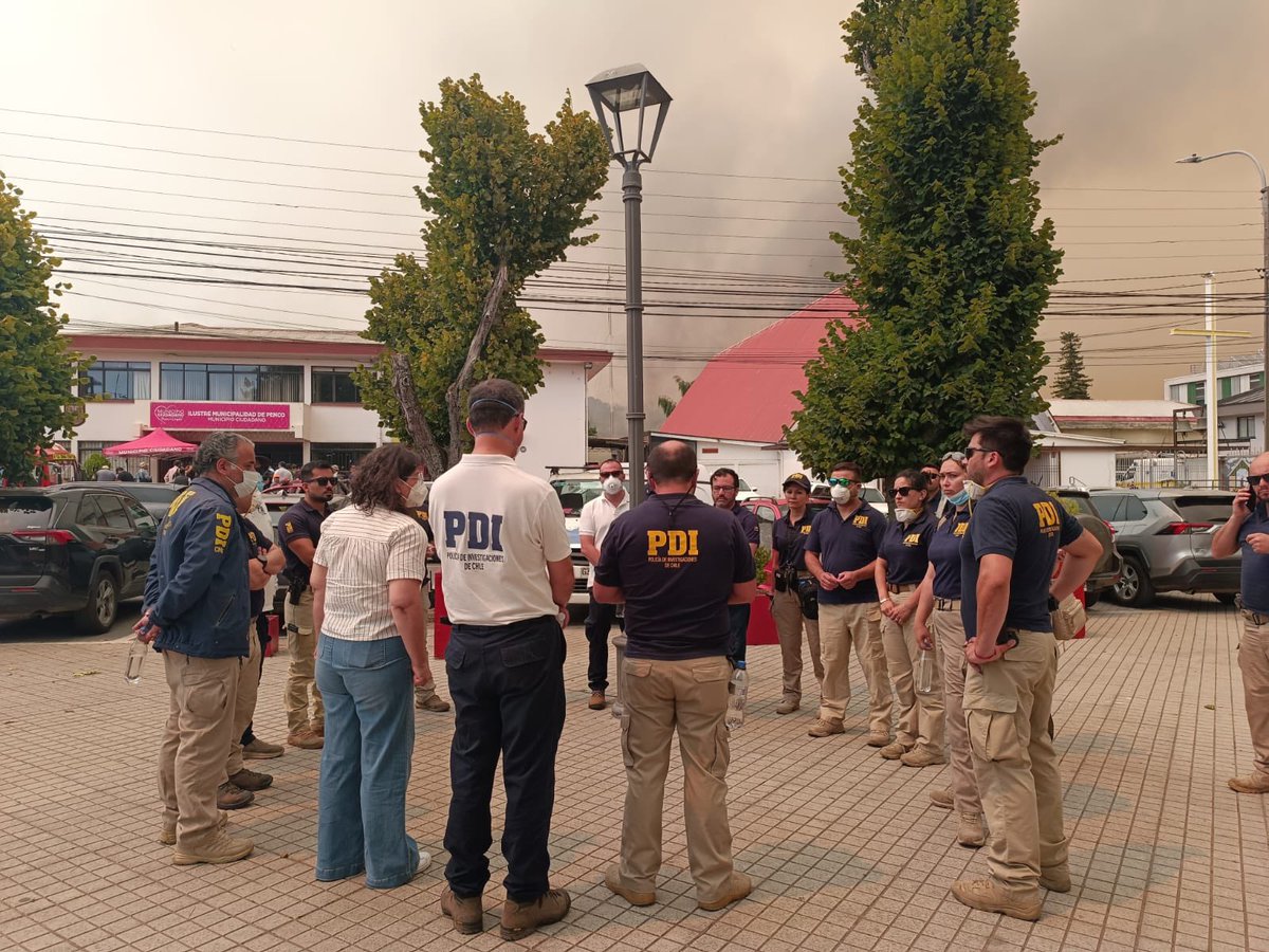 ZDefensa's tweet image. 🚨 @PDI_CHILE mantiene un despliegue de unidades especializadas y equipos periciales en #Ñuble y #Biobío. En #Bulnes (sector Libuy), detectives BH Chillán y peritos LACRIM investigan el origen del siniestro que ha dejado personas fallecidas 
#IncendiosForestales #PDI #Emergencia