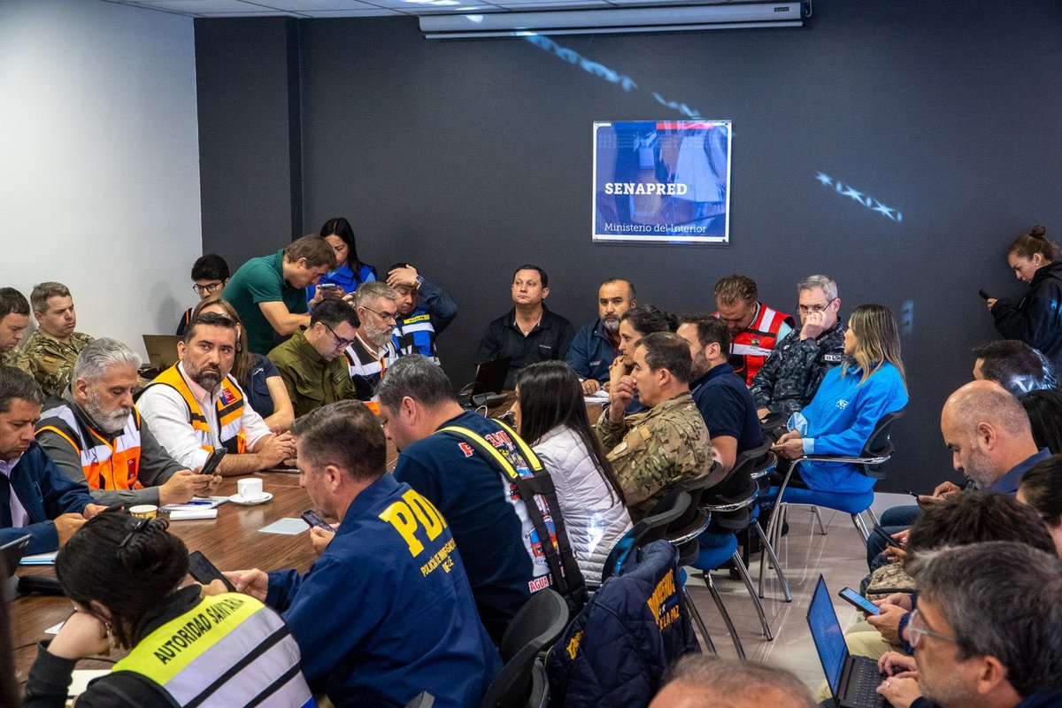 ZDefensa's tweet image. 🚨 @PDI_CHILE mantiene un despliegue de unidades especializadas y equipos periciales en #Ñuble y #Biobío. En #Bulnes (sector Libuy), detectives BH Chillán y peritos LACRIM investigan el origen del siniestro que ha dejado personas fallecidas 
#IncendiosForestales #PDI #Emergencia