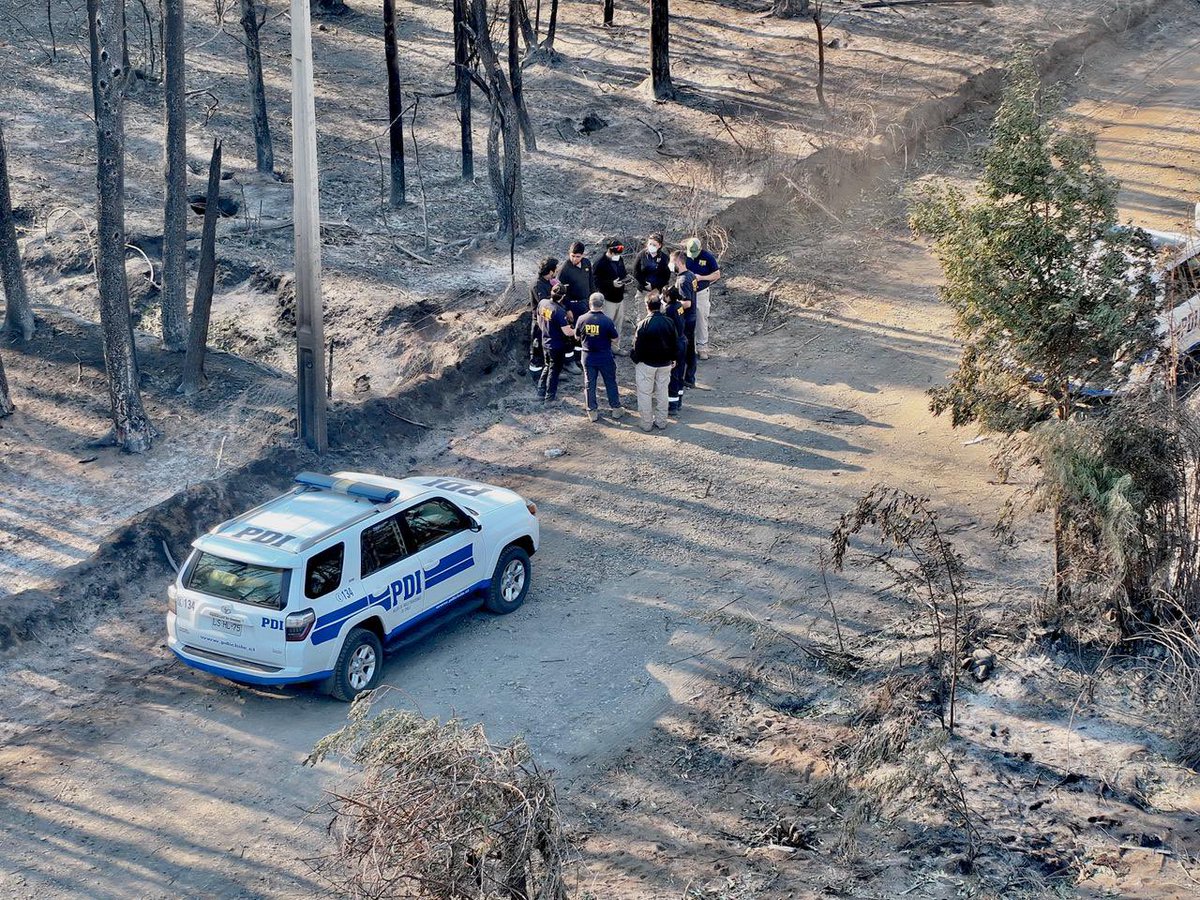 ZDefensa's tweet image. 🚨 @PDI_CHILE mantiene un despliegue de unidades especializadas y equipos periciales en #Ñuble y #Biobío. En #Bulnes (sector Libuy), detectives BH Chillán y peritos LACRIM investigan el origen del siniestro que ha dejado personas fallecidas 
#IncendiosForestales #PDI #Emergencia