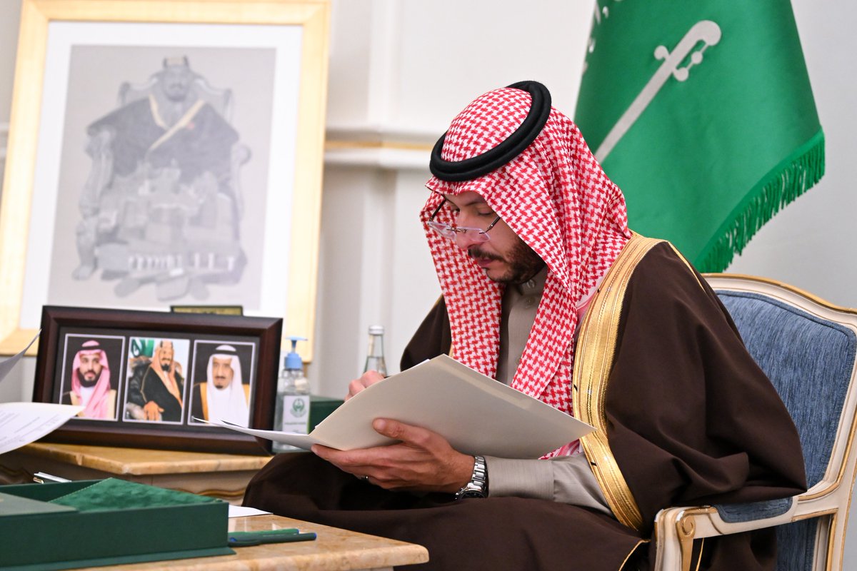 سمو #محافظ_الطائف الأمير #سعود_بن_نهار يلتقي رئيس مجلس ادارة جمعية خبراء السياحة بالطائف أ. بندر صالح  العتيبي واعضاء المجلس.
..اطٌلع- سموه- على برامج الجمعية ومبادراتها وخططها المستقبلية .