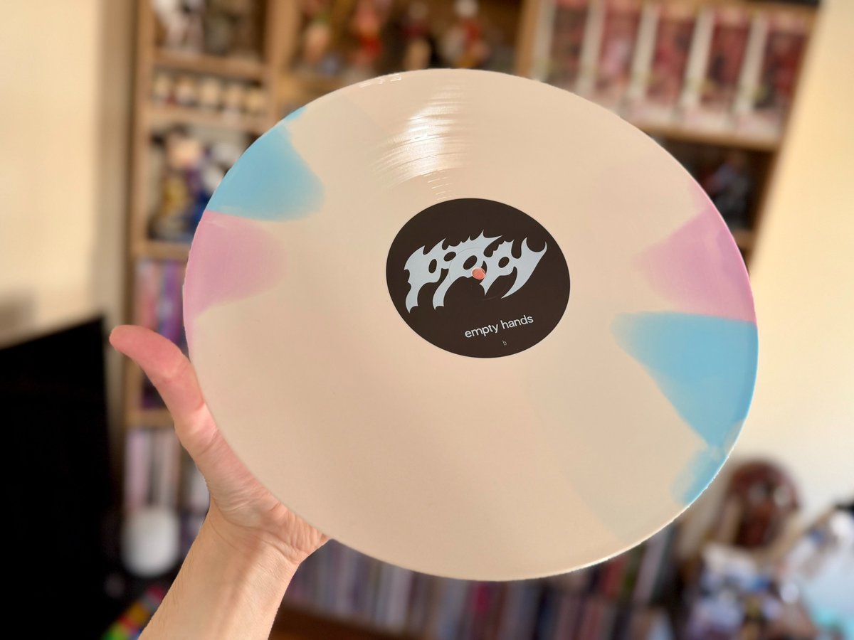 Love an early arrival 😍 Just received in advance my Hammer Exclusive vinyl. It is gorgeous IRL!
Currently listening to the album... So good! And the sound quality is👌
Well done Poppy! ✨
#vinyl #vinyladdict #poppy #impoppy