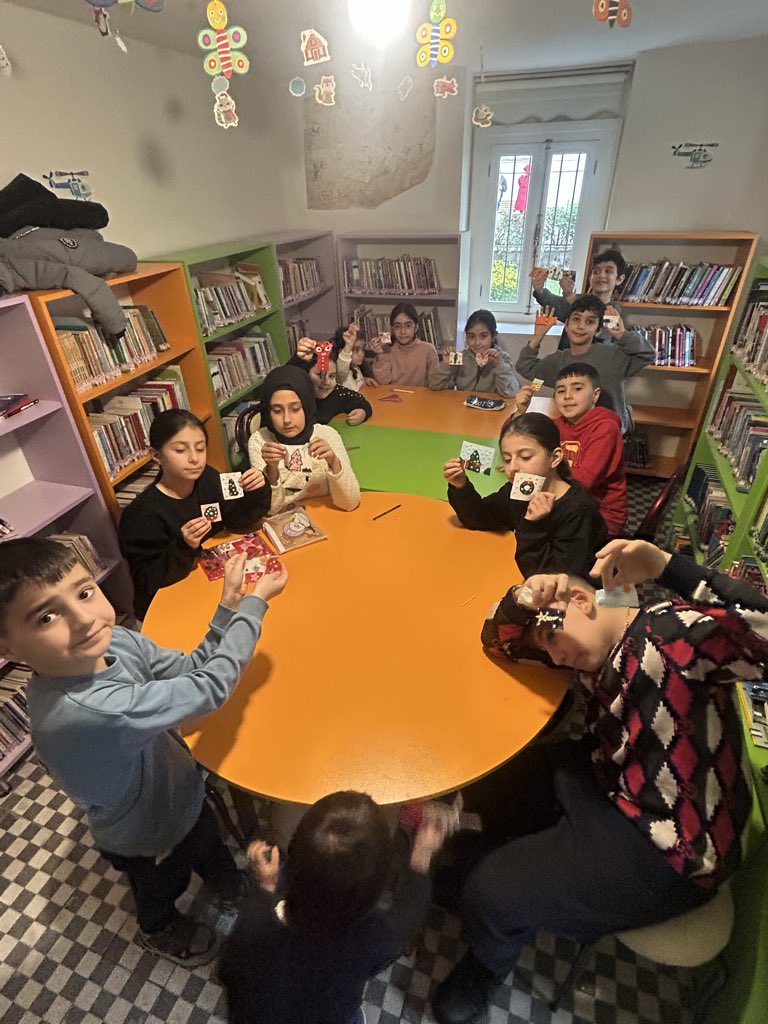 Karlı bir İstanbul gününde sıcacık kütüphane ortamında çocuklarla birlikte rengarenk buzdolabı süsleri tasarladık. 🎈🎨 

<a href="/Keskin_Huseyin/">Hüseyin Keskin 🇹🇷</a> 
<a href="/KTBKYGM/">KYGM</a> 
<a href="/iktm34/">İstanbul İl Kültür ve Turizm Müdürlüğü</a>