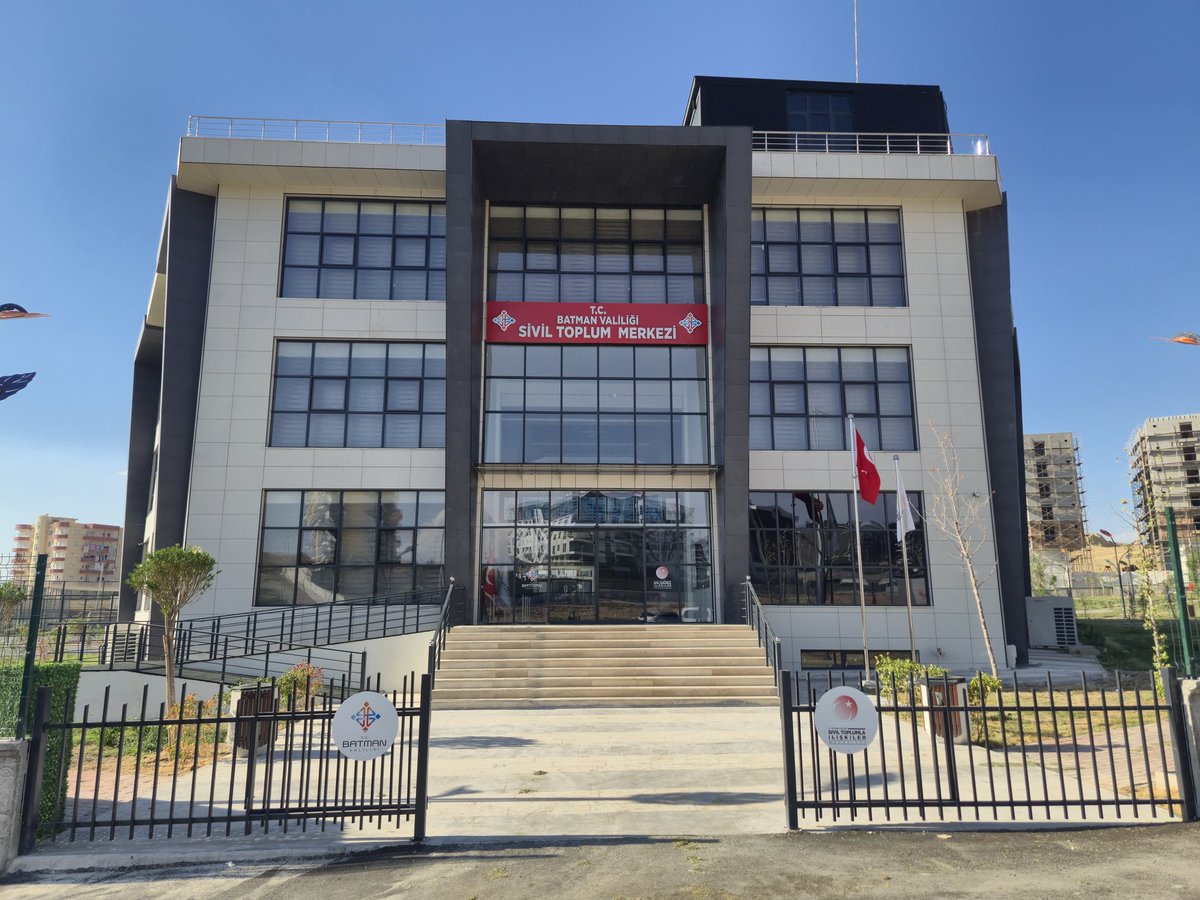 batmanstim's tweet photo. TÜRKİYE’NİN İLK VE TEK BİNASINDA BİR İLK HİZMET DAHA

Dernekler Kanunu gereği, dernek ve dernek şubelerinin her yıl 1 Ocak ile 30 Nisan tarihleri arasında yıllık beyannamelerini bağlı bulundukları mülkî idare amirliğine vermekle yükümlülüğü nedeniyle;
 
Valimiz Sayın Ekrem Canalp’in talimatları gereği konunun önemi ve hassasiyetini göz önünde bulundurularak dernek yöneticilerine katkı sunmak amacıyla ilimiz merkezinde ve ilçelerimizde kurulu ve faaliyet gösteren bütün dernek ve dernek şubeleri için Türkiye’nin ilk ve tek binası olan Batman Sivil Toplum Merkezinde “Dernek Beyanname Teknik Yardım Masası” oluşturuldu.
Dernek beyannamesini vermek için teknik yardım isteyen dernek yöneticilerimiz 30 Nisan 2026 tarihine kadar hafta içi her gün 08:00-17:00 saatleri arasında Türkiye’nin model binası olan Batman Sivil Topum Merkezine uğramaları durumunda uzman personel tarafından kendilerine yardımcı olunacaktır. 

         İl Sivil Toplumla İlişkiler Müdürü Kemal Akkurt bu hizmetin sadece Batman ilimiz genelinde faaliyet gösteren Sivil Toplum Kuruluşlarının temsilcileri için başlatıldığını, 30 Nisan 2026 tarihine kadar yıllık beyanname bildiriminde bulunmayan dernek yöneticileri hakkında 5253 sayılı Dernekler Kanunu'nun 32. maddesi (l) bendine göre zorunlu olarak idari para cezası uygulanacağını belirterek, bütün dernek yöneticilerini teknik yardım için model merkezimize dernek beyannamesi için bekliyoruz dedi.