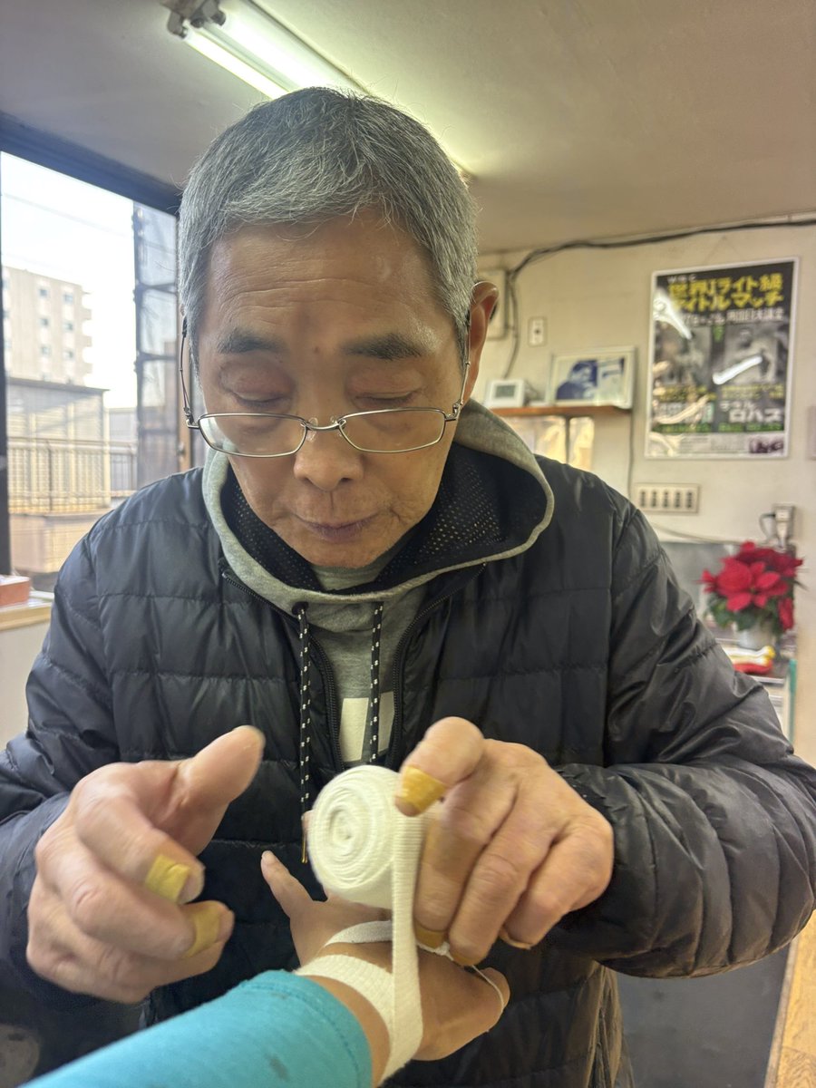 0Sun0flower's tweet photo. #会長曰く きれいに巻いてるね
それはもう  #沼田義明 会長に巻いていただく時間がプライスレス…洗濯して伸ばして巻いたのを巻いていただきます

久しぶりご一緒した最古参の会員さん…全くボクシングを知らぬド素人が入会時から上達したねの言葉✨️
 #沼田ボクシングジム 今月も練習がんばります!! https://t.co/fVMpdmN0S9