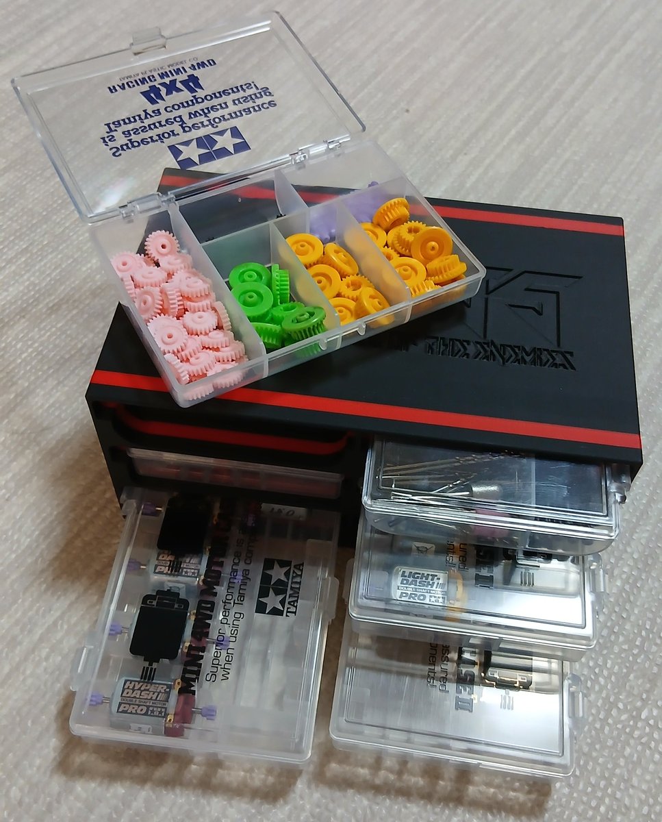 hirohiro0215's tweet image. モーターケース②
モーターケース✖️4個
パーツケース✖️2個
縦入れ、蓋無し。