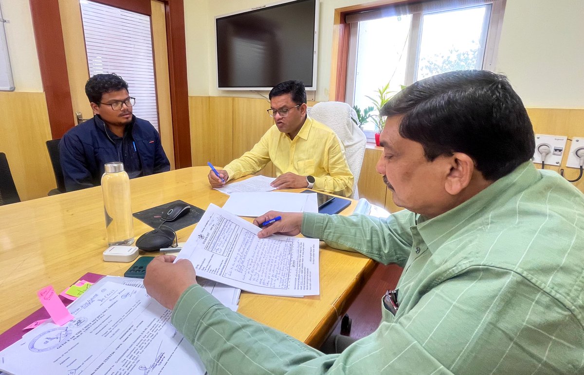 ବିଦ୍ୟାଳୟ ଓ ଗଣଶିକ୍ଷା ବିଭାଗ ପକ୍ଷରୁ ସୋମବାର ଜନ ଅଭିଯୋଗ ଶୁଣାଣି କାର୍ଯ୍ୟକ୍ରମ ଅନୁଷ୍ଠିତ ହୋଇଯାଇଛି । ବିଭାଗୀୟ କମିଶନର-ତଥା-ଶାସନ ସଚିବ, ଡା. ଏନ୍ ତିରୁମାଲା ନାଏକ ସମସ୍ତ ଅଭିଯୋଗଗୁଡ଼ିକର ଶୁଣାଣି କରି ଅଗ୍ରାଧିକାର ଭିତ୍ତିରେ ସମାଧାନ କରିବା ନେଇ ବିଭାଗୀୟ ଅଧିକାରୀମାନଙ୍କୁ ନିର୍ଦ୍ଦେଶ ଦେଇଛନ୍ତି ।