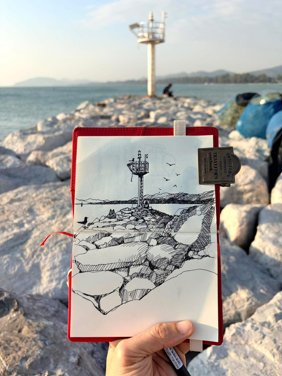 sasi_yoy's tweet image. On location 
ที่แรก...ที่คิดถึง

...ซ้อมวาดมาหลายปี
...ทุกวันที่ได้ตื่นขึ้นมา
...เริ่มต้นวันใหม่

อยากพาเธอไป
จะไปนั่งวาด
จะเอาพระอาทิตย์ขึ้น
ในทุกๆ ที่...ไปฝาก

#sasisketchbook
#fullstopbook
#Onlocation