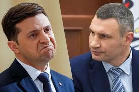 Кличко дав головам РДА час до вечора прибрати від снігу і льоду двори, тротуари й зупинки громадського транспорту в Києві:

Інакше буду звертатися до президента, який призначає глав районів (без погодження з мером), вжити кадрових заходів. Оскільки мер, за "прекрасним" законом,