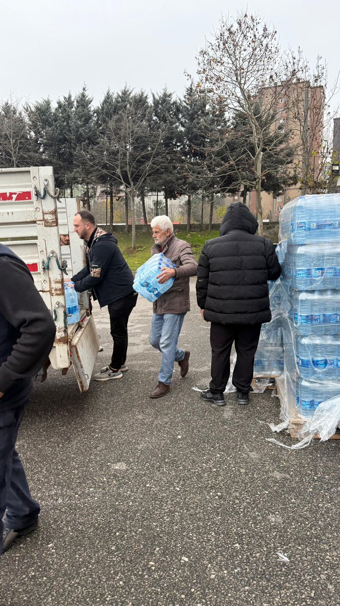 AK Parti Ataşehir İlçe Başkanımız Sayın Burak Çifci’nin öncülüğünde, ilçemizde yürütülen sosyal sorumluluk çalışmaları kapsamında; amatör spor kulüplerimize, STK’larımıza ve cami derneklerimize 150 bin adet su dağıtımı gerçekleştirilmiştir.
Bu çalışma, amatör spora ve toplumsal