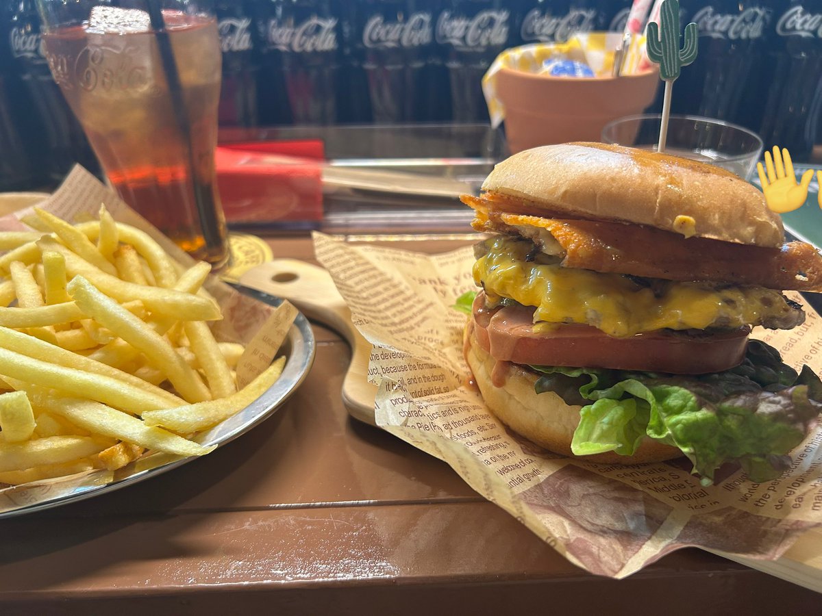 ZAz3v's tweet image. ハンバーガー食べてきた🍔
美味しかった☺️
生理前だから食べられる(マイルール)