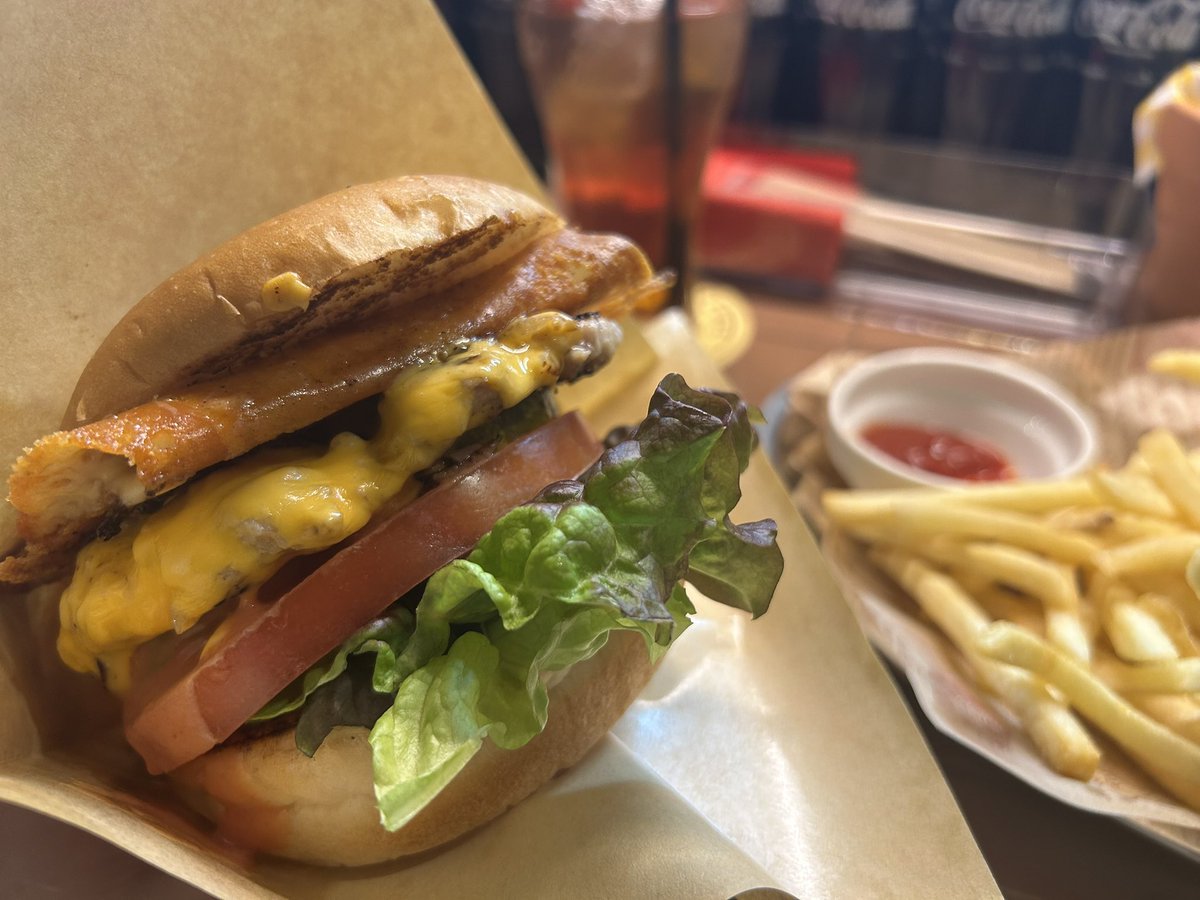 ZAz3v's tweet image. ハンバーガー食べてきた🍔
美味しかった☺️
生理前だから食べられる(マイルール)