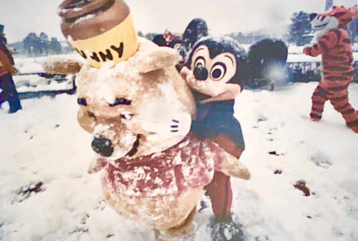 D78_com's tweet photo. 1984年1月に撮影された大雪の中での一コマ

調べてみると大雪で閉園時間が早まったり翌日も臨時閉園になったみたい⛄️

演技ではなく素で楽しんでるようにも見えてなんとも微笑ましい☺️

#TDR_history https://t.co/pQkAdceq7R