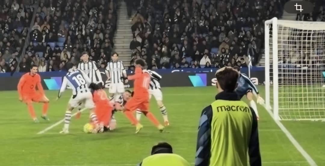 JordanAT17's tweet image. 🚨🚨¡GRABAN DESDE LA GRADA LA TOMA DONDE PITARON FUERA DE JUEGO A LAMINE YAMAL CONTRA LA REAL SOCIEDAD Y SE VE EL GRAN ROBO AL BARÇA!

Del Cerro Grande MANUPULÓ las imágenes de SAOT!!!
@CTARFEF!! @LaLiga!!