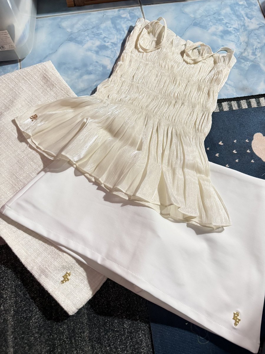 ส่งฟรีทุกรายการค่า 📌
1. กระโปรงทวิต feelfree size M 230 ส่งฟรี 
2. กระโปรง feelfree size S 225 ส่งฟรี
3.เสื้อสายเดี่ยว sister.rrr สีครีม 330 ส่งฟรี
#feelfreebkk #ส่งต่อfeelfree #ส่งต่อfeelfreebkk #ส่งต่อเสื้อผ้ามือสอง #ส่งต่อcintageshop #ส่งต่อcintage #เสื้อผ้ามือ #ส่งต่อรองเท้า