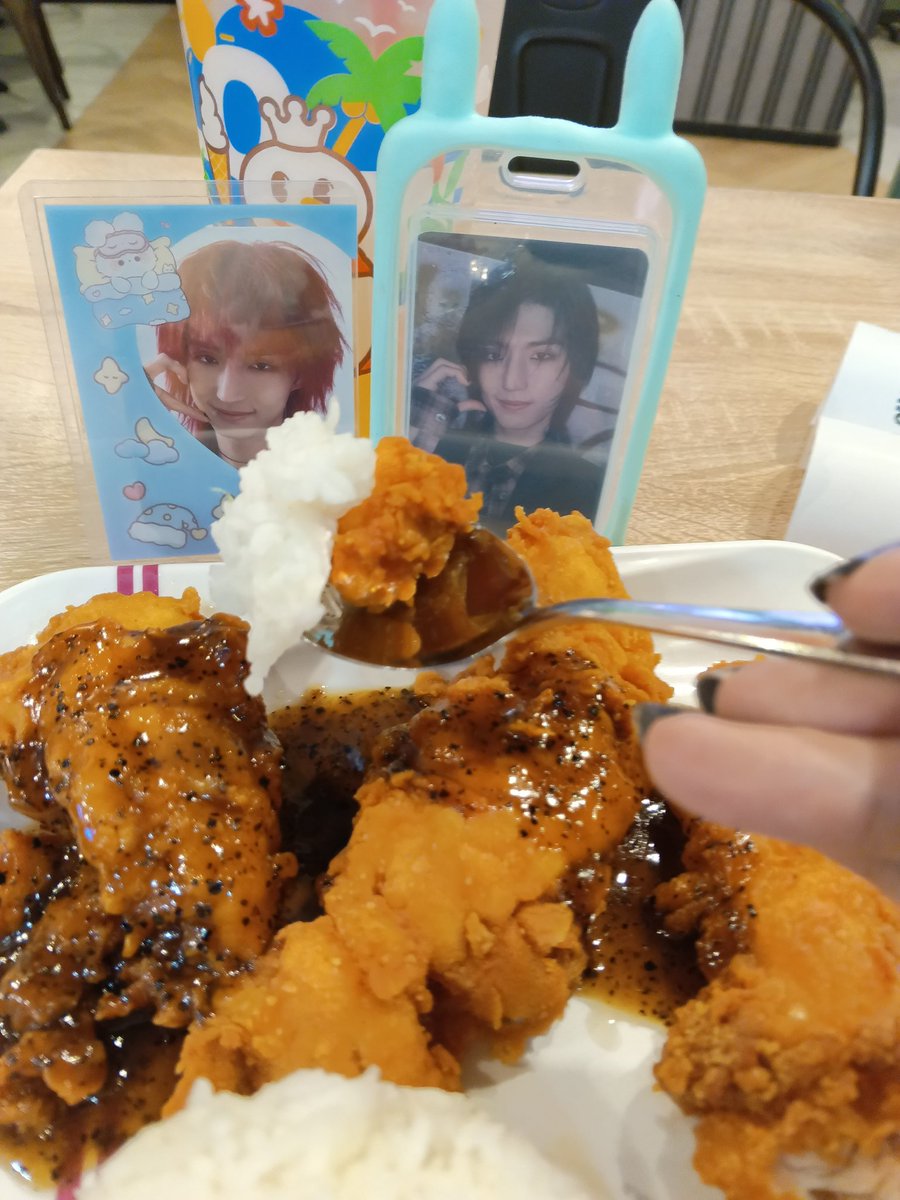 cestlealan's tweet photo. ya ya ya selamat ulang tahun gaong bebek cibaduyut

#Get_Duckified #HappyGaonDay #가온 https://t.co/yZ2q43fxot