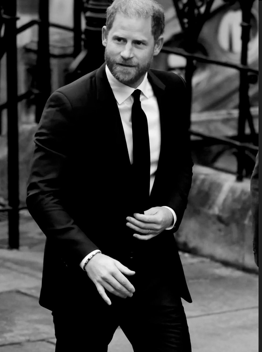 Apparently the Prince who is taking on the cancer to society that is the daily mail is the bad guy. 
Prince Harry could have taken the easy way out, have headlines praising him for doing nothing like they do for his brother but he chose to stand up for what’s right.
#PrinceHarry