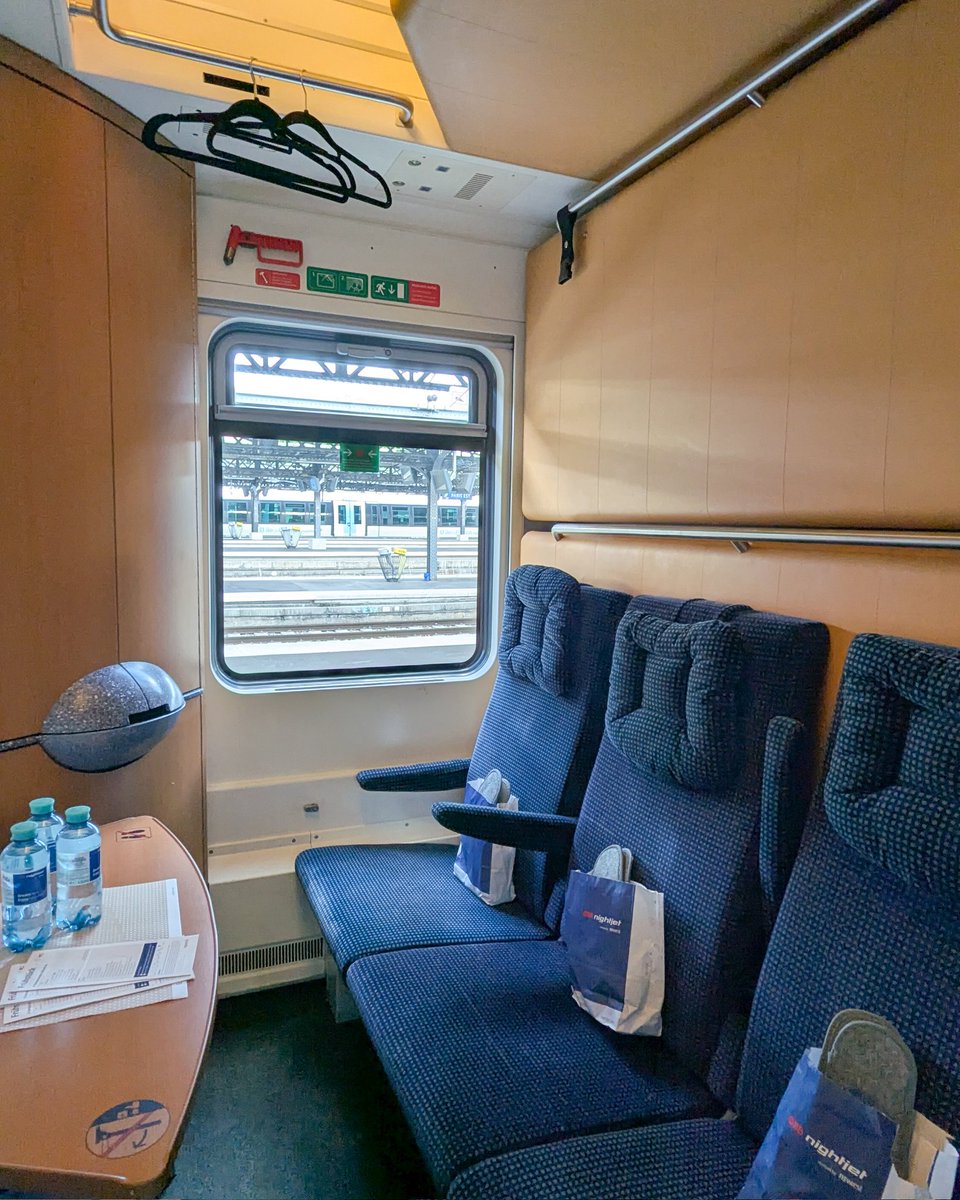 パリからオーストリアまでは
個室寝台列車のNightjetで移動
初めての体験で娘は喜んでた💕

夜19:12にパリ東駅を出発して、オーストリアのザルツブルグには翌朝7:26着🕊️

3人の個室で450ユーロだったので、1人当たり150ユーロ。移動と宿泊ができることを考えるとお安い◎