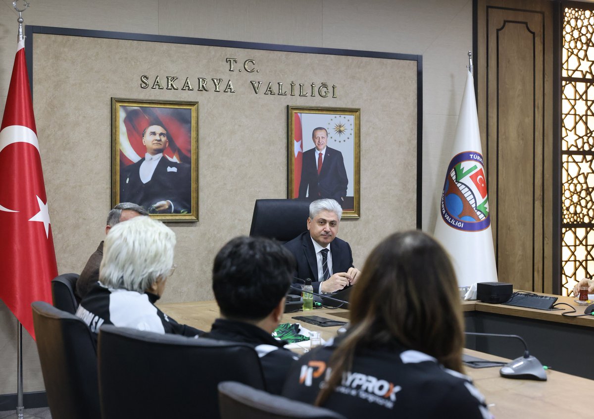 SakaryaValiligi's tweet photo. Valimiz Sayın Rahmi Doğan, Sakarya Amatör Futbolcular Derneği ve Sakarya Voleybol Spor Kulübü Başkanı Ömer Bektaş ile teknik ekip ve sporcuları makamında kabul etti.

Ziyarette, kulübün yürüttüğü faaliyetler, sporcuların hazırlık süreci ve Sakarya’da voleybol branşının gelişimine yönelik yapılan çalışmalar hakkında bilgi sunuldu. Vali Doğan, Sakarya’da sporun her branşta gelişimini önemsediklerini ifade ederek, sporculara ve teknik ekibe çalışmalarında başarılar diledi.