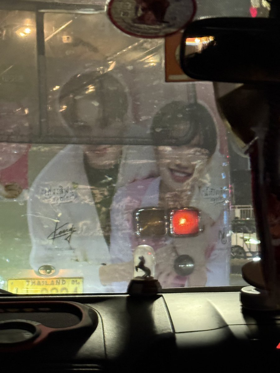 chayaping01's tweet image. เก่งน้ำปิงอยู่ทั่วฟ้าเมืองไทยจริงๆ กำลังหัวร้อนพี่แกร้ปอยู่ดีๆ มองออกไปนอกกระจกเจอเก่งน้ำปิงด้วยความบังเอิญ นี่สินะ“เขมจิราสอนให้อดทน”😌💃