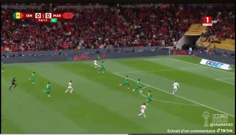 JrBirame2's tweet image. Le Hors jeu passé sous silence sur l’action qui amène le penalty du Maroc 🇲🇦 tellement de vol pour remporter cette finale avec la collaboration de la CAF et la Fifa mdr 😂 Dieu en a décidé autrement