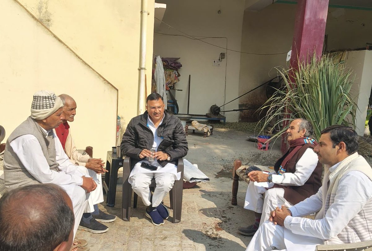 warisrao_a's tweet image. #Shamli #भैंसवाल 
#ईरान में फँसे मर्चेंट नेवी में #कैप्टन_अजय_कुमार के पिता मास्टर चरण सिंह जी और उनके परिवार से आज गाँव भैंसवाल में जाकर मिलना हुआ।परिजन उनकी सलामती और जल्द वापसी के लिए प्रार्थना कर रहे हैं। 
अपने नेता चौधरी जयंत सिंह जी (केन्द्रीय मंत्री एवं राष्ट्रीय अध्यक्ष