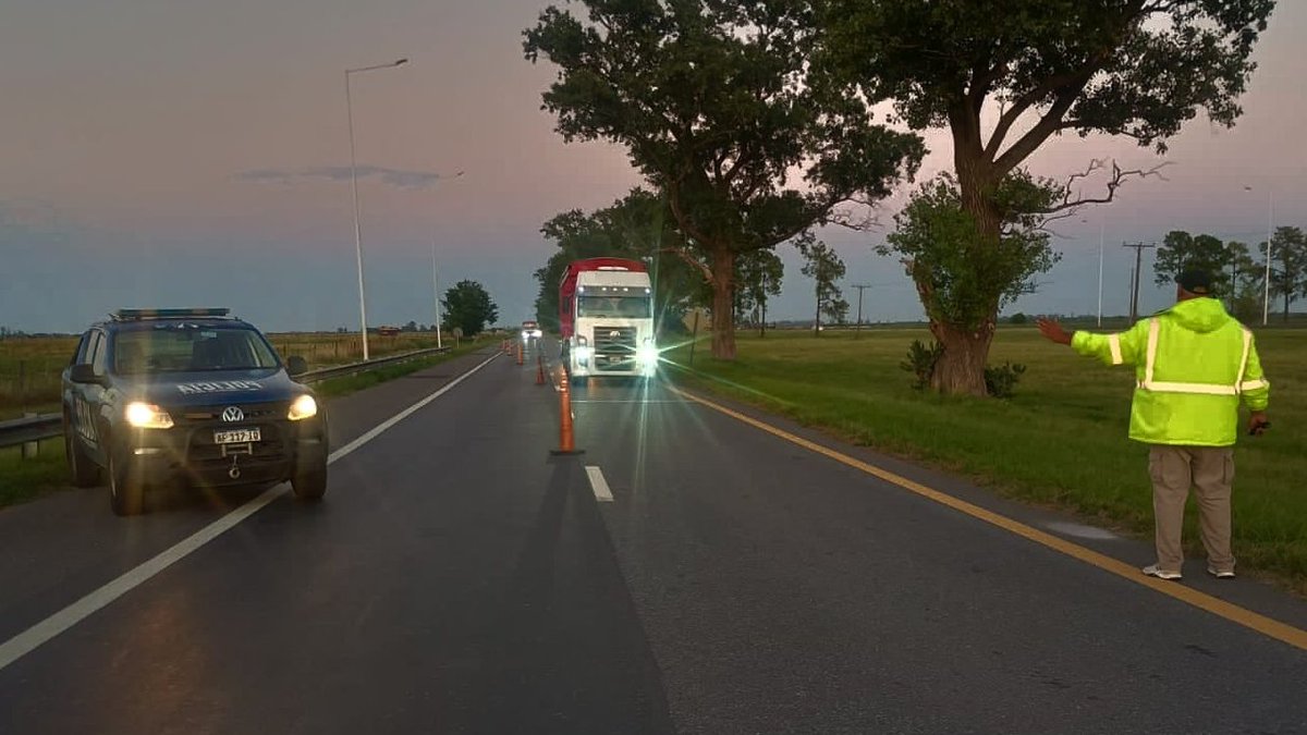 RedSegVial's tweet image. #SantaFePesa
🚔 Este lunes realizamos un operativo de control de pesaje desde las 5 hs hasta las 8 hs en conjunto con la Dirección Provincial de Vialidad en RN 19 y RP 10 acceso a #Pilar.

🚛 Se fiscalizaron 10 camiones.

📝 3 actas labradas por exceso de peso (+5500kg, +3800kg,