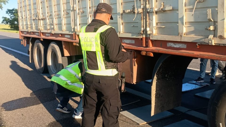 RedSegVial's tweet image. #SantaFePesa
🚔 Este lunes realizamos un operativo de control de pesaje desde las 5 hs hasta las 8 hs en conjunto con la Dirección Provincial de Vialidad en RN 19 y RP 10 acceso a #Pilar.

🚛 Se fiscalizaron 10 camiones.

📝 3 actas labradas por exceso de peso (+5500kg, +3800kg,