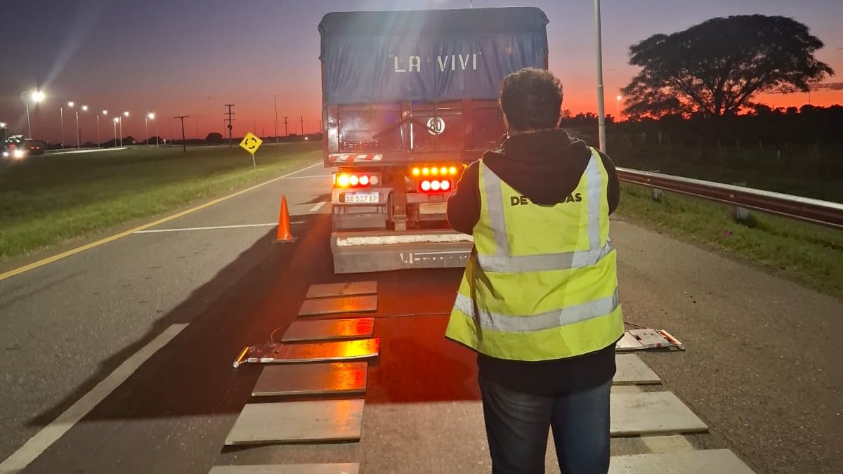 RedSegVial's tweet image. #SantaFePesa
🚔 Este lunes realizamos un operativo de control de pesaje desde las 5 hs hasta las 8 hs en conjunto con la Dirección Provincial de Vialidad en RN 19 y RP 10 acceso a #Pilar.

🚛 Se fiscalizaron 10 camiones.

📝 3 actas labradas por exceso de peso (+5500kg, +3800kg,