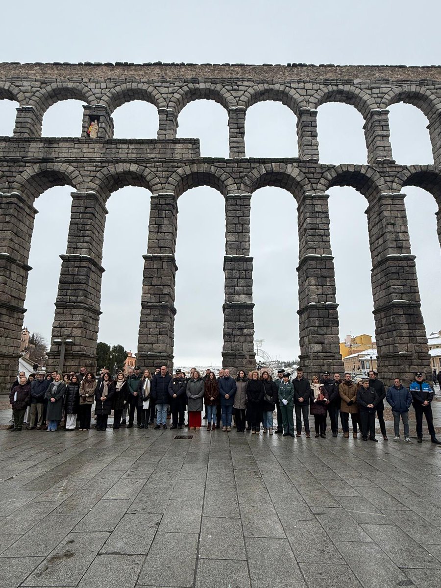 Todas las instituciones han participado en el minuto de silencio en memoria de las víctimas del accidente ferroviario en Adamuz (Córdoba).
La subdelegada del Gobierno <a href="/MarianRueda_/">Marian Rueda</a>, ha manifestado que "hoy es un día para el recuerdo de las víctimas y estar junto a sus familias".