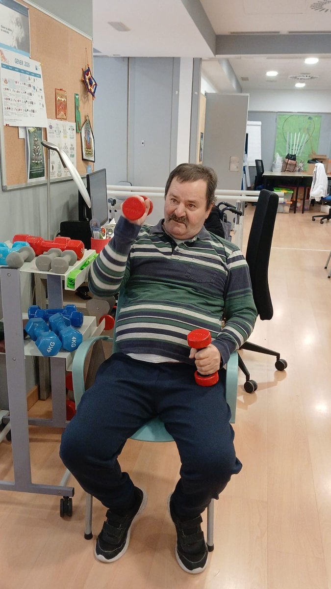 Mantenir-se actiu no té edat! 🌟 L’activitat física és clau en totes les etapes de la vida, ja que ens aporta la força necessària tant per al cos com per a la ment.
En Benito ho sap molt bé, i per això aprofita al màxim el gimnàs del Cedre. Ets un exemple d'energia, Benito! 💪