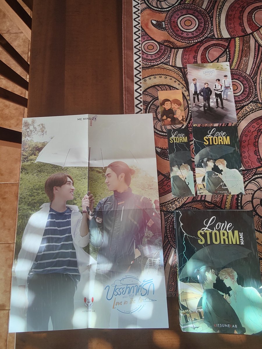 Love Storm è arrivato a destinazione !!🥹❤️

La copertina del libro è semplicemente meravigliosa, curata nei dettagli e capace di catturare subito l’attenzione. Il disegno che decora le pagine esterne aggiunge un tocco unico e raffinato, rendendo l’esperienza di lettura ancora