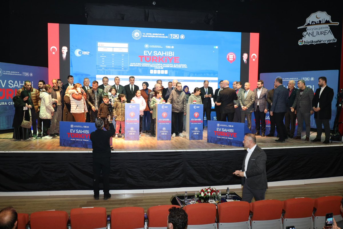 2/ Ev Sahibi Türkiye Yüzyılın Konut Projesi’nde 500 Bin Sosyal Konut Kampanyamız kapsamında Şanlıurfa'mızdaki kura çekiminde ilk hak sahiplerinin sevincine ortak olduk.

<a href="/RTErdogan/">Recep Tayyip Erdoğan</a> <a href="/Akparti/">AK Parti</a> <a href="/murat_kurum/">Murat KURUM</a> <a href="/abuyukgumus/">Ahmet Büyükgümüş</a> <a href="/hakanaksu058/">Hakan AKSU 🇹🇷</a> <a href="/farukaytek/">Faruk Aytek</a>