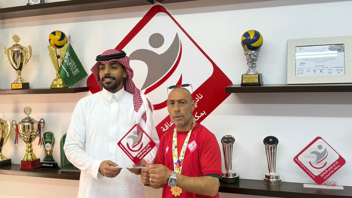 📸|

تشرف #نادي_ذوي_الاعاقة_بمكة بإقامة حفل استقبال النجـم الجـزائري شوشـع ووفده الكريم، في زيارة مميزة تخللها تسليم درع النادي والذي قدّمه عضو مجلس الإدارة أ. فهــد العطيــاني،

وسط أجواء تراثية أصيلة بالجسيس وضيافة مكية مميزة ، إضافة إلى مسابقات كروية أضفت حماسًا خاصًا على