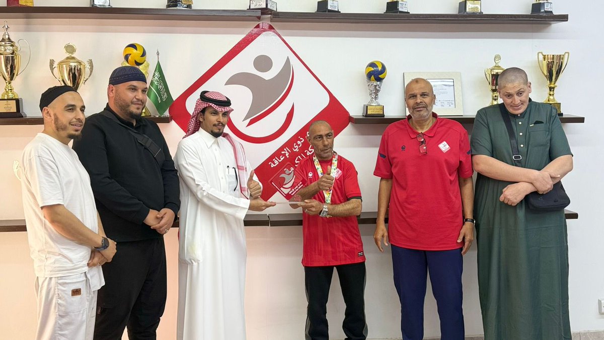 MSMakkahClub's tweet photo. 📸|

تشرف #نادي_ذوي_الاعاقة_بمكة بإقامة حفل استقبال النجـم الجـزائري شوشـع ووفده الكريم، في زيارة مميزة تخللها تسليم درع النادي والذي قدّمه عضو مجلس الإدارة أ. فهــد العطيــاني،

وسط أجواء تراثية أصيلة بالجسيس وضيافة مكية مميزة ، إضافة إلى مسابقات كروية أضفت حماسًا خاصًا على اللقاء ⚽🇩🇿