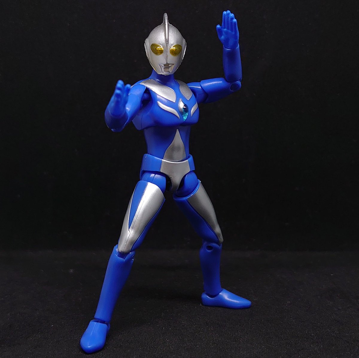 続いては可動が増えたウルトラマンコスモス。青色の成型色もやや濃く
