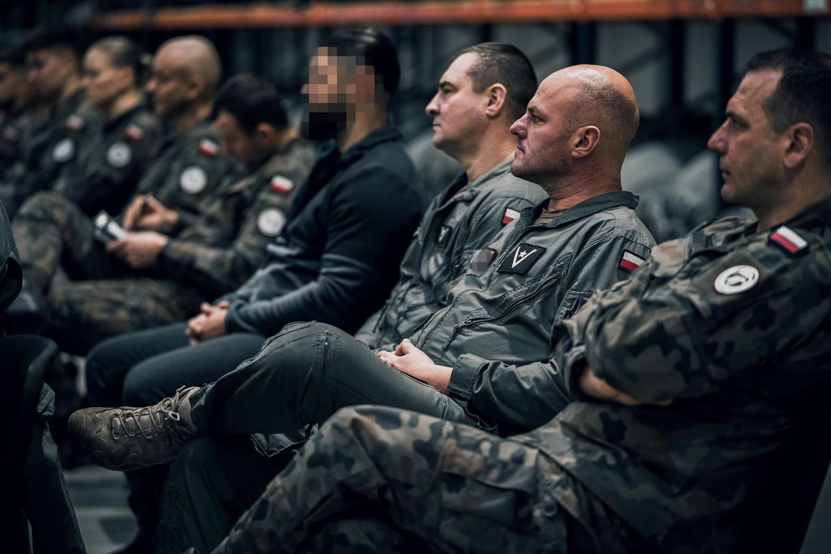 _6BPD_'s tweet image. 🪂 Warsztaty zrzutów towarowych w #6BPD

W dniu 15 stycznia 2026 roku, na terenie 6. Batalionu Logistycznego, odbyły się warsztaty poświęcone zrzutom tary desantowej.

Więcej 👇
facebook.com/share/p/17v8RT…