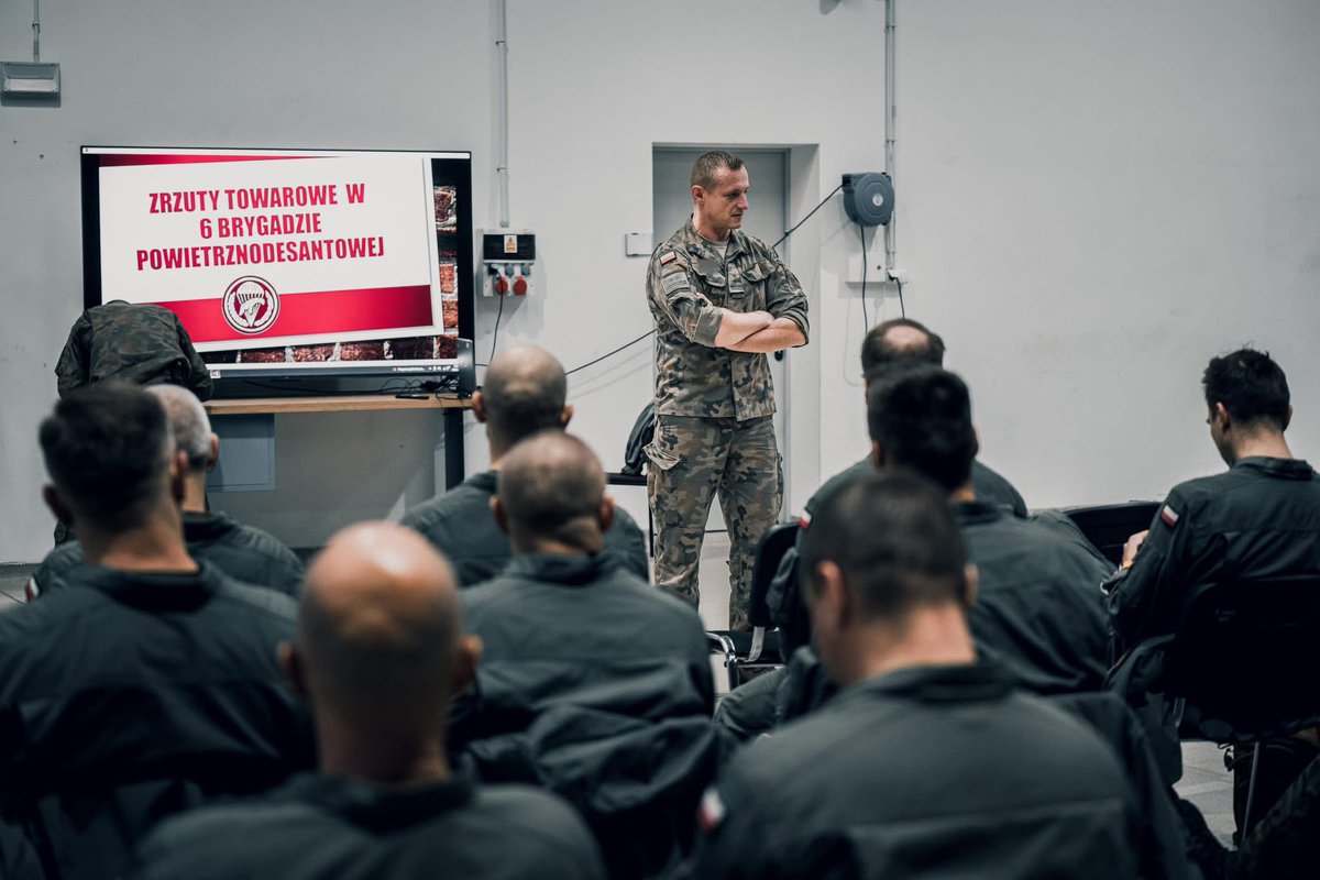 _6BPD_'s tweet image. 🪂 Warsztaty zrzutów towarowych w #6BPD

W dniu 15 stycznia 2026 roku, na terenie 6. Batalionu Logistycznego, odbyły się warsztaty poświęcone zrzutom tary desantowej.

Więcej 👇
facebook.com/share/p/17v8RT…