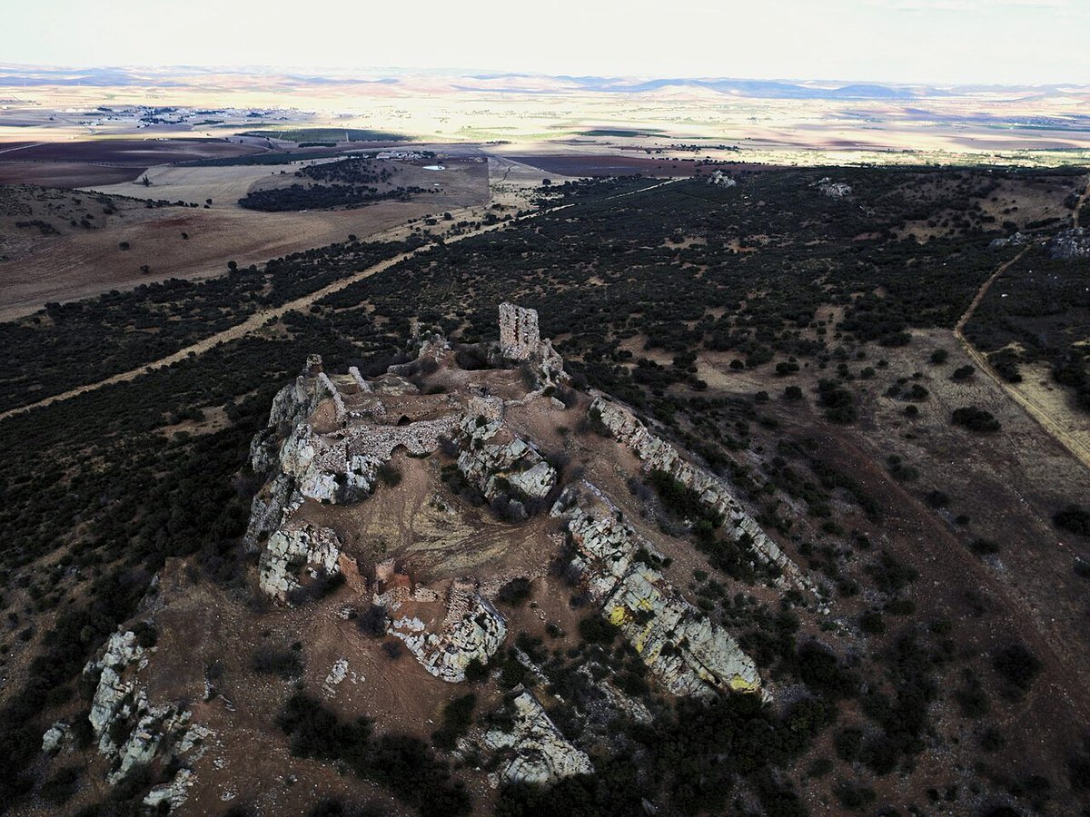 El castillo de Salvatierra en #Ciudadreal jugó un papel decisivo como frontera entre cristianos y musulmanes, batiéndose encarnizadamente durante siglos por el control de las rutas a la Sierra Morena

Avanzada de la Orden de Calatrava en territorio enemigo, hoy sucumbe a la ruina