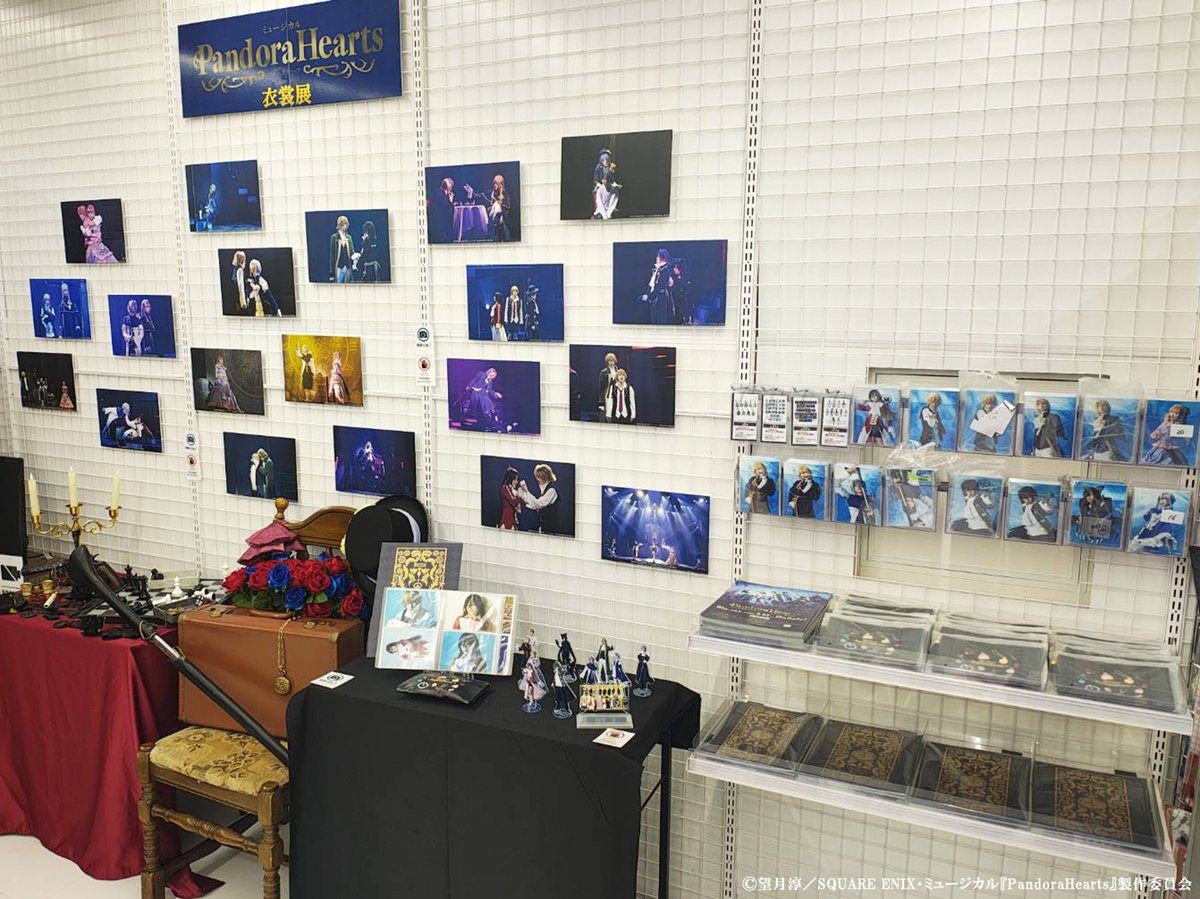 mpandorahearts's tweet photo. ＼本日1/20より ＃パンミュ 衣裳展示イベント開催／

劇中で着用した衣裳や小道具を展示します🐇🎀🐦‍⬛
会場に展示される舞台写真には一部新規カットも…❕

さらに、3/27発売のBlu-rayに収録される特典映像のダイジェストも先行公開中📺⚡
ぜひお立ち寄りください❣

🔗イベント詳細はこちら
https://t.co/e6gflZe7FV

���Blu-rayのご予約はこちら
https://t.co/bQmlTh4vyM

#パンドラハーツ