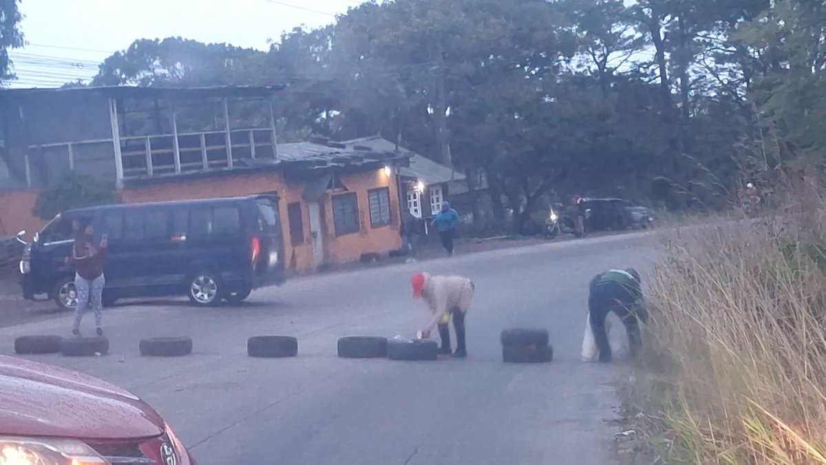 Tomas en el km5 arriba de la entrada a Villa Foresta 😡 hoy vamos a llegar tarde a nuestros trabajos <a href="/TRAFICOENTEGUS/">Trafico en Tegus</a>