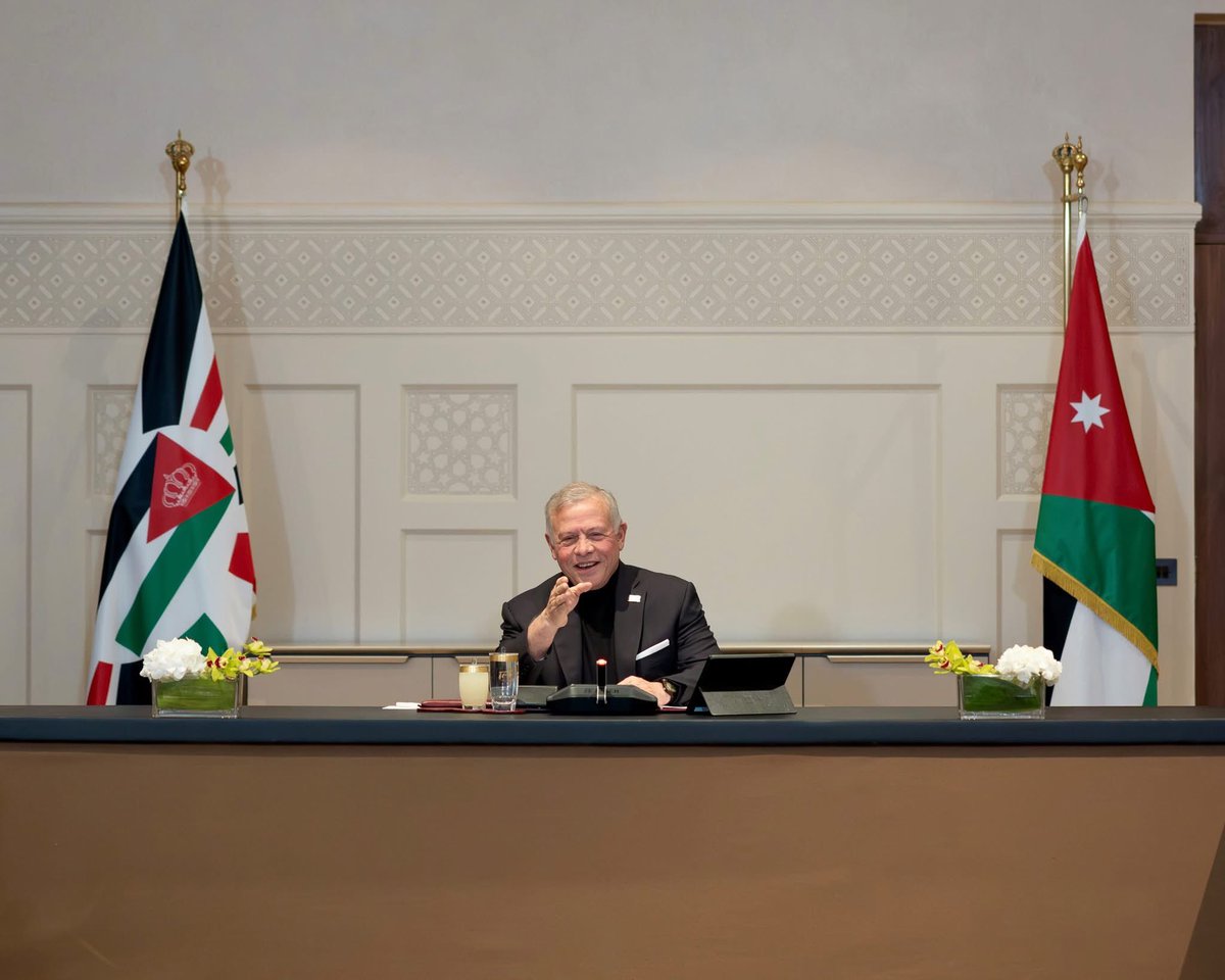 مبسوط الريس .. حلوه ابتسامة الريس 

يا عساها ما تبلى 💙