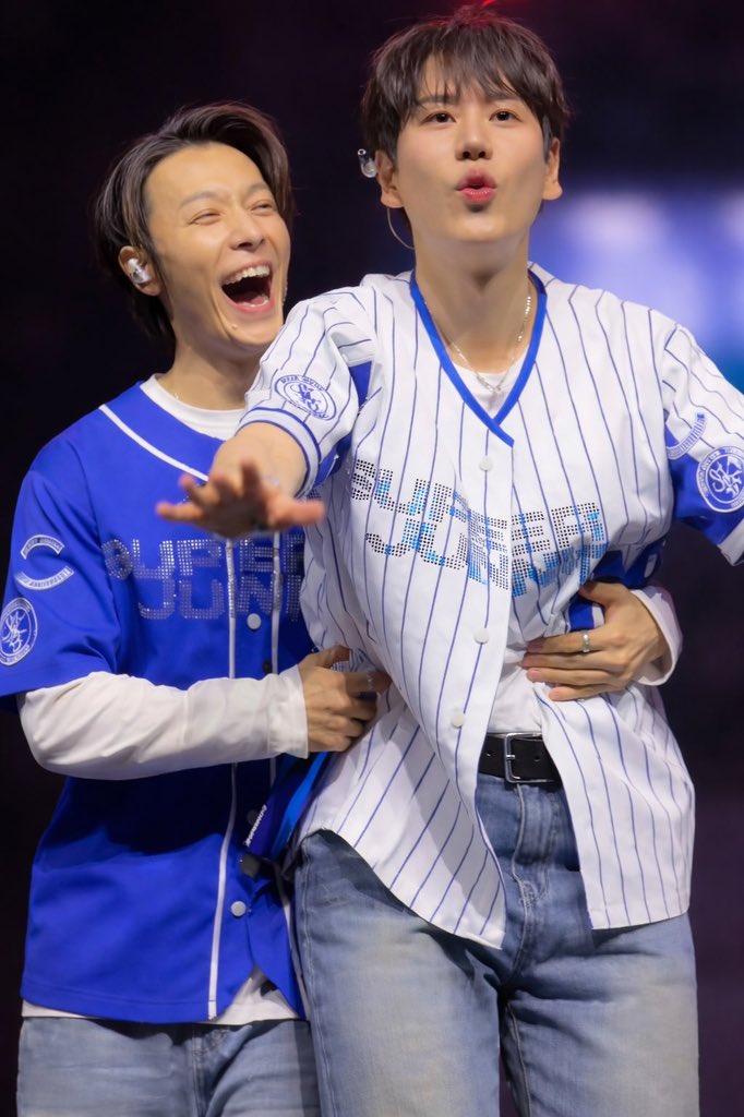 kyuhaeveryday's tweet image. kyuhae’s very cute backhug moment 🥹😍

#donghae #kyuhyun
#haekyu #kyuhae