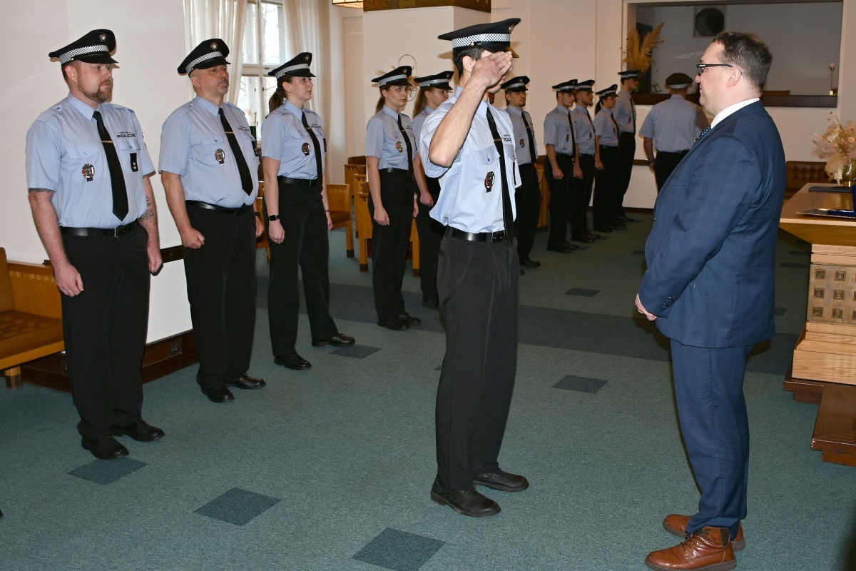 Je to více než 33 let, kdy prvních 80 ostravských strážníků vyrazilo do ulic. Časem se jejich počet průběžně zvyšoval až na dnešních 649. Tomuto předcházel dnešní slavnostní akt, kdy 13 nových strážníků složilo slavnostní slib.
Více informací zde↘️1url.cz/UJmPz