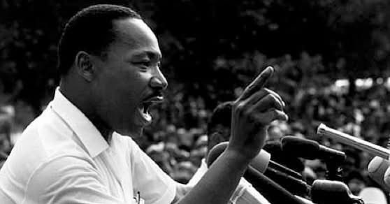 ¿Sabías que Martin Luther King visitó Puerto Rico en al menos dos ocasiones?

La primera fue en 1962, invitado por la Fellowship of Reconciliation. Durante esa visita ofreció conferencias en la Universidad Interamericana en San Germán, el Recinto Universitario de Mayagüez, el