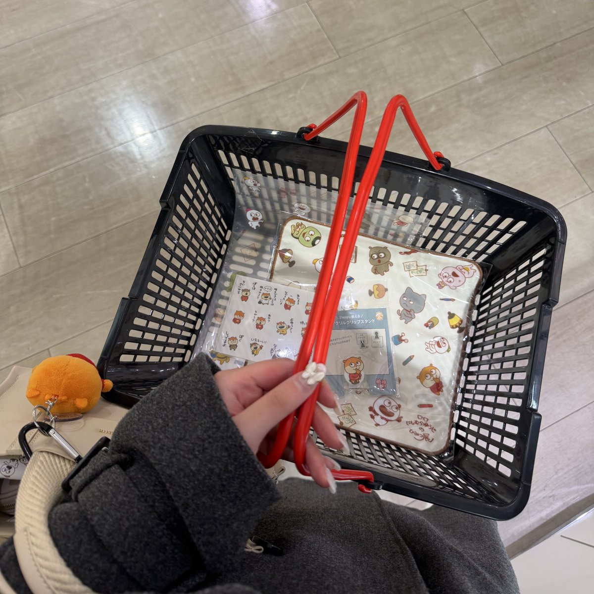 aokonechan's tweet photo. ひみつ展、大阪会場最終日に行ってきました〜ほんとに行ってよかった❕
ゴリラ上司にもご挨拶したよ🫡🦍
こねちゃんも案内係おつかれさま(^^)

#にしむらゆうじ 
#にしむらゆうじのひみつ展 https://t.co/UF2k8HS6DE