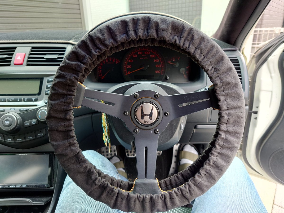 ステアリングの保護カバー作りました〜🏎️（写真はスエード生地です）

これで、保管時のステアリングの日焼けや、ヨゴレ対策に😉
スエード、本革、合皮どれにでも！

ステアリングのサイズ毎に作製します🙆
詳細はお問い合わせください〜