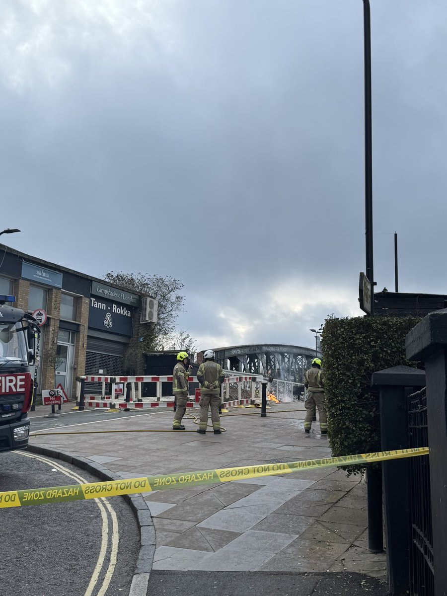 camdenist's tweet image. Earlier today; fire on the bridge linking Chalk Farm and Primrose Hill
#fire #primrosehill #Camden